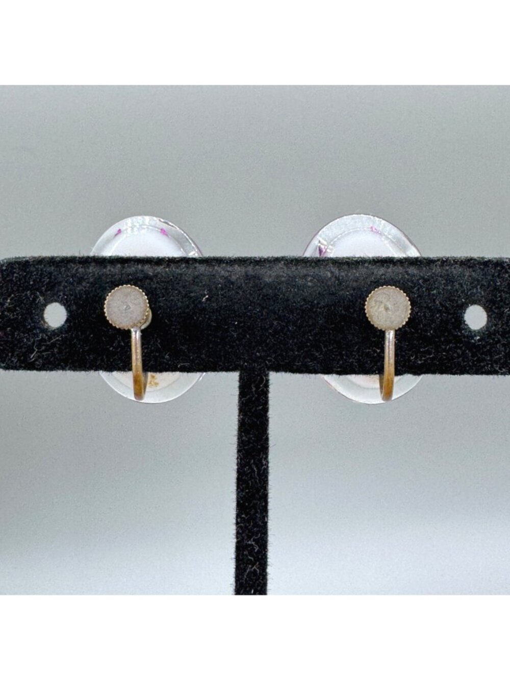Vintage Lucite Intaglio Bird Earrings Screw Back 1940s Reverse Painted Purple - Picture 6 of 10